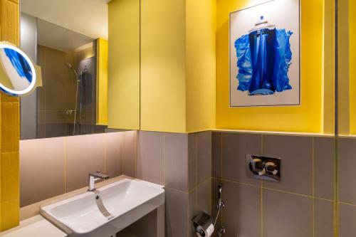 迪拜ibis Styles Dubai Deira的一间带水槽和镜子的浴室