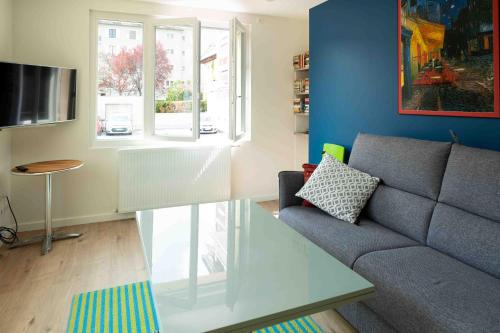 安锡55 m²/ Chez LÔrette/ 250m LAKE/ PRIVATE PARKING的带沙发和玻璃桌的客厅