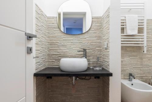米兰LUVI - Pasubio的一间带水槽和镜子的浴室