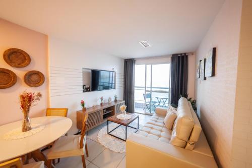 福塔莱萨Modern Beachfront Apartment w. Magnificent Seaview的客厅配有沙发和桌子