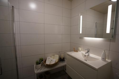 斯特兰达Fjord View Apartment的白色的浴室设有水槽和镜子