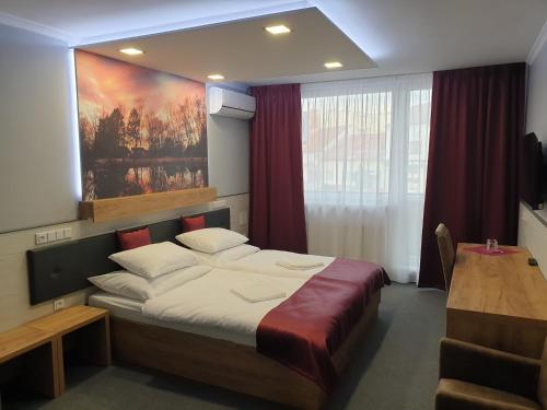 斯特拉日尼采Hotel Strážnice的一间卧室配有一张壁画床