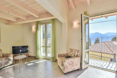 勒威诺Casa Dolce的带电视的客厅和阳台。