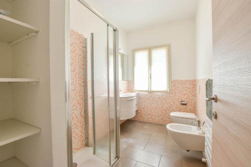 勒威诺Casa Dolce的带淋浴、盥洗盆和卫生间的浴室