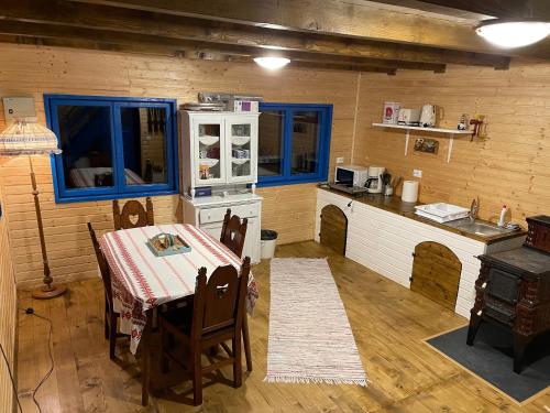 百乐·奥拉内斯蒂Casa Brună的客房内的厨房配有桌子和炉灶