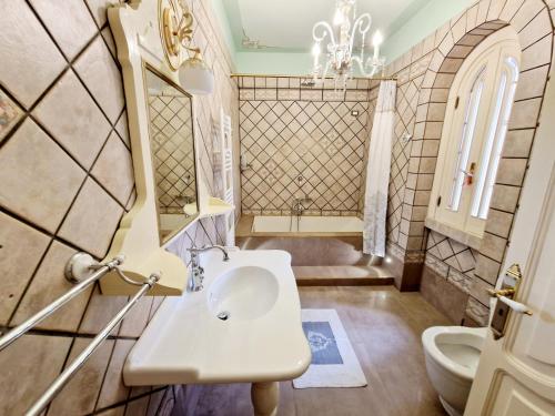 拉卡莱Villa Full'House的一间带水槽和卫生间的浴室