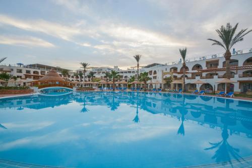 沙姆沙伊赫Pickalbatros Royal Grand Sharm - Adults Friendly 16 Years Plus的享有度假村游泳池的景致。