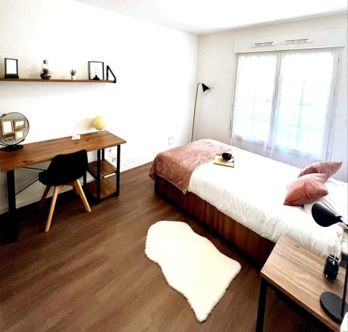 GagnyNeoresid Paris-Gagny的一间卧室配有一张床、一张书桌和一张书桌
