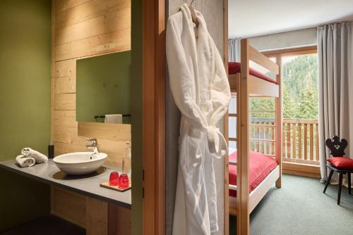 塔弗伊Hotel Ortles B&B的一间带水槽和淋浴的浴室以及一间卧室