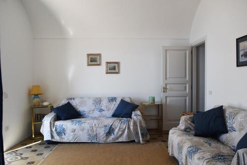 卡普里La Terrazza Apartment的客厅配有沙发和椅子