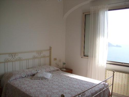 普莱伊亚诺casa Lux的卧室在窗户前配有一张床