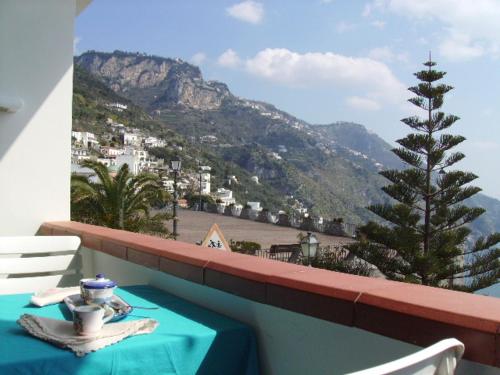 普莱伊亚诺casa Lux的山景阳台上的桌子