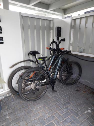 巴特维尔东根Bilsteinquelle的两辆自行车停在墙上