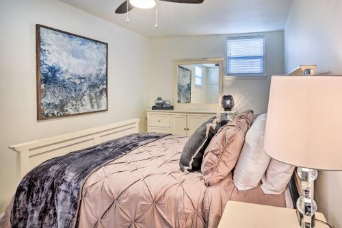 拉皮德城Cozy Rapid City Retreat Perfect for Exploring!的一间卧室配有一张床和镜子
