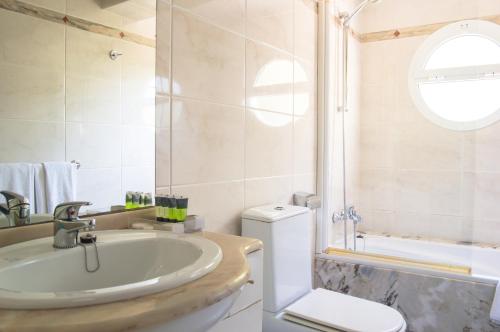 米乔尔海滩艾斯皮2旅馆的带浴缸、卫生间和盥洗盆的浴室