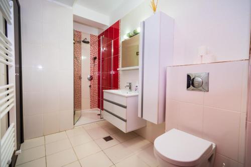 马马亚C&Y Solid Residence的白色的浴室设有卫生间和淋浴。