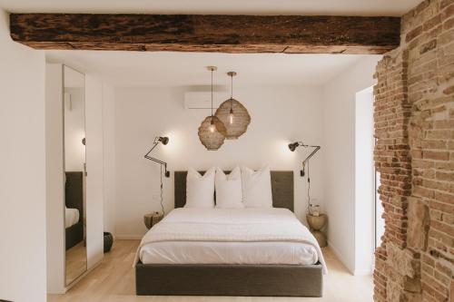维斯Pomalo Inn的一间卧室设有一张床和砖墙