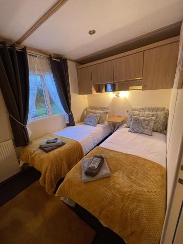 SpilsbyThe Retreat at The Inn的小型客房 - 带2张床和窗户