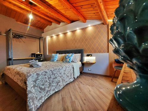 切法卢Bed and Breakfast L&P的一间带一张床的卧室,位于带木制天花板的房间内