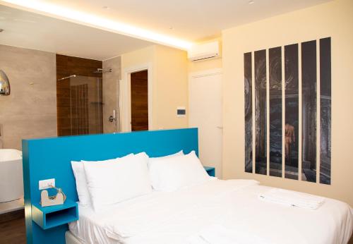 那不勒斯South Hands Luxury Rooms的一间卧室配有一张大床和蓝色床头板