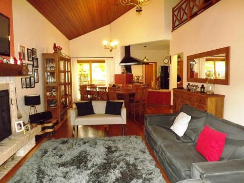卡曼杜卡亚Casa MARAVILHOSA com 4 Suítes em Condomínio的客厅配有沙发和桌子