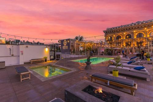 洛杉矶One Lux Stay HWH Downtown Los Angeles的一个带游泳池和大楼的庭院