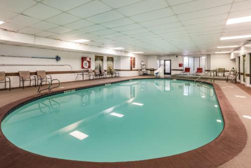 西塔科西塔科克拉丽奥酒店的酒店客房内的大型游泳池为蓝色海水。