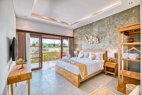 乌布Villa Mirah Ubud的一间卧室设有一张床和一个阳台