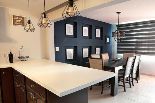 恩塞纳达港Clean&Equipped, 1-Floor 3-Bedroom Downtown House的厨房以及带桌椅的用餐室。