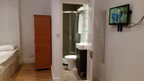 伦敦牧羊人布什公寓的一间带水槽和卫生间的浴室