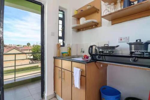MakandaraHousing EstateLux Suites Rio Vista Executive Studio Apartments的厨房享有阳台的景致。