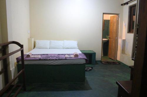 Nelluwasinharaja Aranuwa resort的一间小卧室,卧室内配有一张床铺