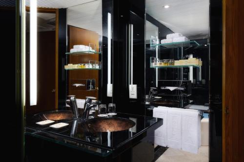 澳门澳门新丽华酒店的一间带两个盥洗盆和大镜子的浴室