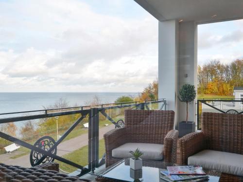 奥斯赛拜-塞林Villa Claire - Meerblicksuite "Sunrise Queen"的阳台配有两把椅子,享有海景。