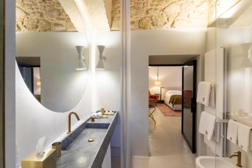 莱切Palazzo De Noha - Boutique Hotel的一间带水槽和镜子的浴室