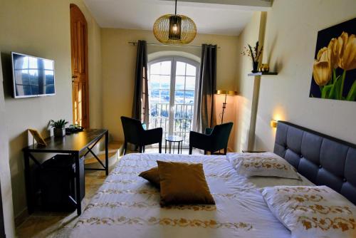 卡利昂Chambre d'hôtes Cottes的一间卧室配有一张床、一张书桌和一个窗户。