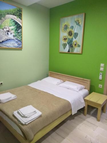 罗希姆诺Anastasios Luxury Apartment Sea View的一间卧室配有一张带绿色墙壁的床