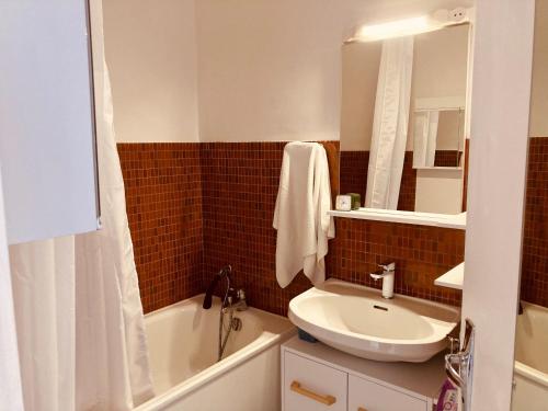圣让-德蒙Maison des loriots, charme marin, plage à 100m的浴室配有盥洗盆、卫生间和浴缸。