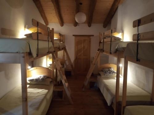 加尔尼亚诺Ca' del Rì的房屋内带4张双层床的房间