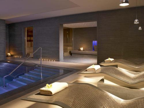科克马里伯勒温泉酒店的酒店客房带游泳池以及温泉浴场