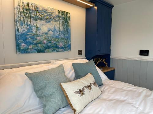 牛津The Bibury - Westwell Downs Shepherd Huts的一张带两个枕头的床上画