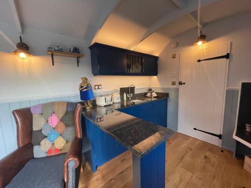 牛津The Bibury - Westwell Downs Shepherd Huts的厨房配有蓝色橱柜和台面