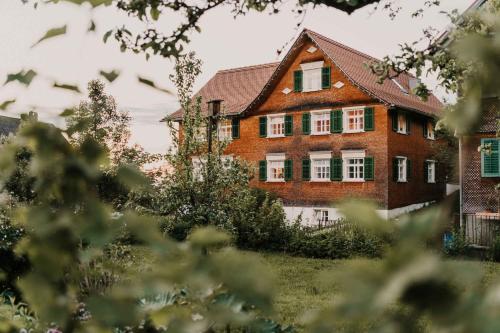 比尔的斯坦Mesmerhaus的一座带绿色百叶窗的大型砖屋