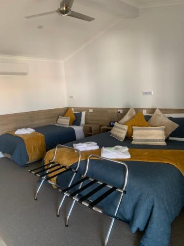 MerriwaMerriwa Golden Fleece Motor Inn & Lodge incorporating Merriwa Motor Inn & Motel的一间客房内配有两张床的房间