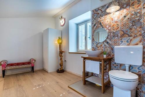 茨雷斯Little prince - Your Holiday home on Cres的一间带卫生间和镜子的浴室