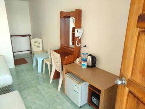 皮皮岛Dalum Beachhouse的一间设有一张桌子和一部墙上的电话的房间