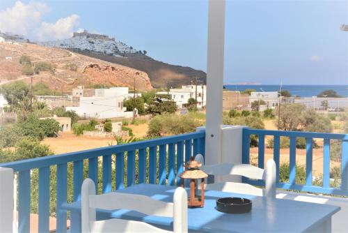 Livadi AstypalaiasDrouga's Studios & Suites Astypalaia Greece的海景阳台上的桌椅