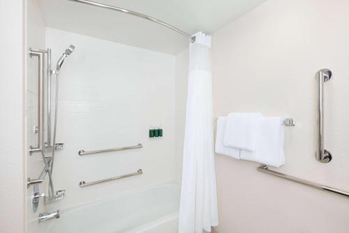 Sonesta ES Suites Atlanta Alpharetta Windward的一间浴室