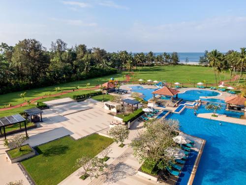 UtordaKenilworth Resort & Spa, Goa的享有度假村游泳池的空中景致