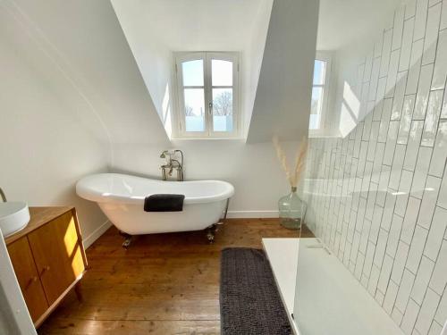 Sailly-FlibeaucourtLa Villa Dorange, EXCEPTIONNELLE et SPACIEUSE的白色的浴室设有水槽和浴缸。